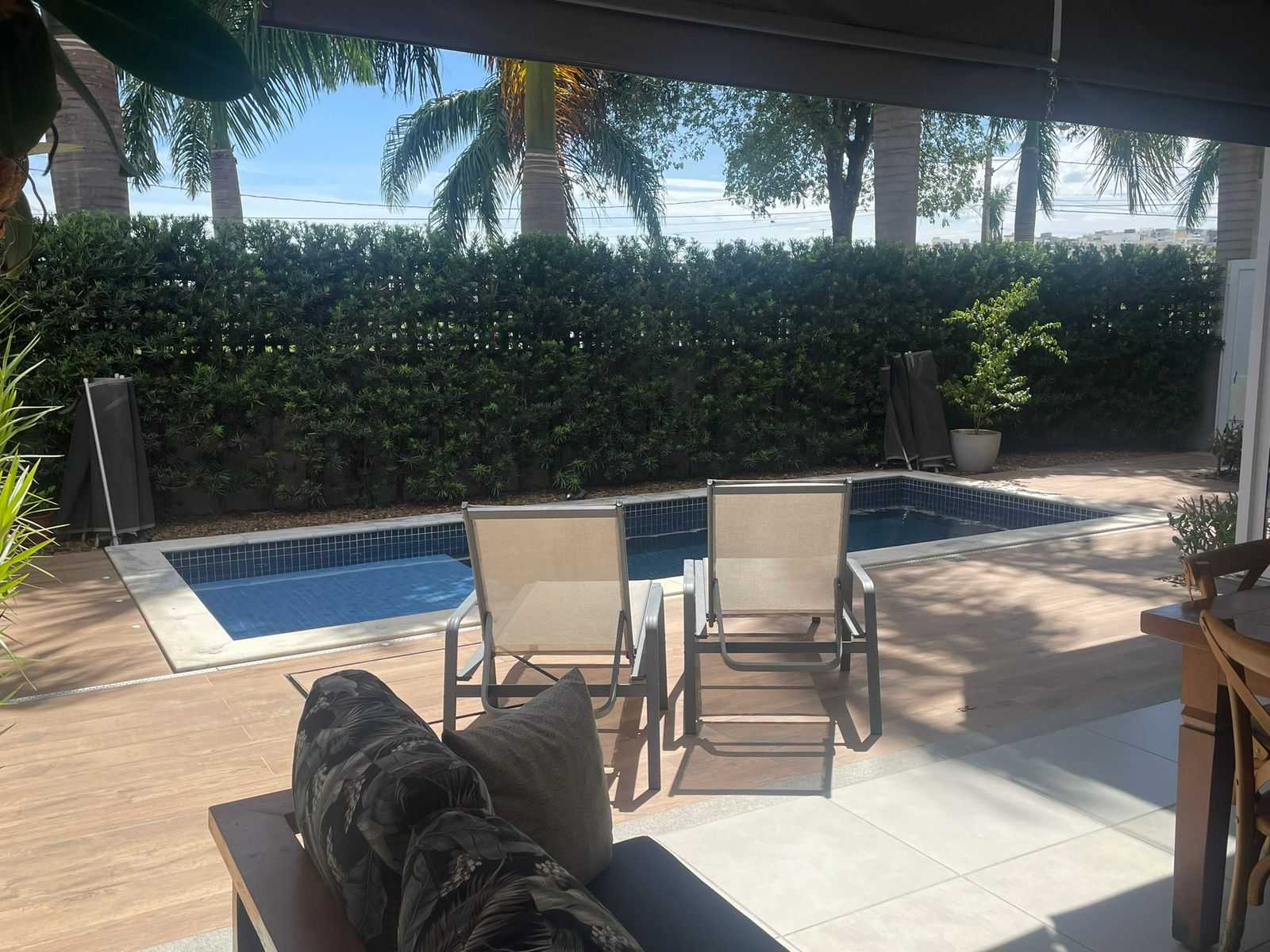 Suíte master com sacada e vista para o lago